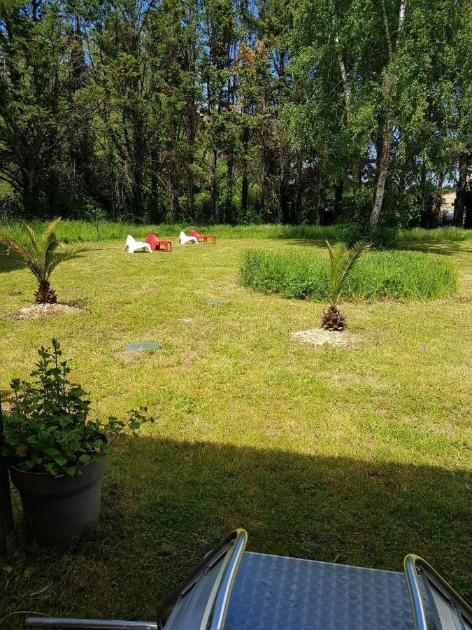 03 - Joli Studio Traversant Situe Au Rdc Avec 2 Lits, Tout Equipe Pour 1, 2 Ou 3 Personnes Maximum, Entree Independante Donnant Sur Parking Dont Une Place Est Reservee Devant La Porte, Grand Fourgon Possible Et Petit Jardin Sur L'Arriere Comme Une Ma Razac-sur-l'Isle Exterior photo