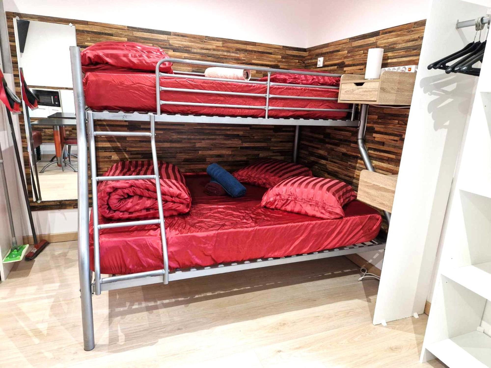 03 - Joli Studio Traversant Situe Au Rdc Avec 2 Lits, Tout Equipe Pour 1, 2 Ou 3 Personnes Maximum, Entree Independante Donnant Sur Parking Dont Une Place Est Reservee Devant La Porte, Grand Fourgon Possible Et Petit Jardin Sur L'Arriere Comme Une Ma Razac-sur-l'Isle Exterior photo